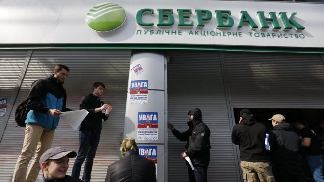 На початку березня активісти в центрі Києва заблокували роботу центрального ‎відділення "Сбербанка России", заклавши вхід цеглою.