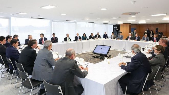 Ministros em reunião de 22 de abril, sentados diante de mesas em formato de U
