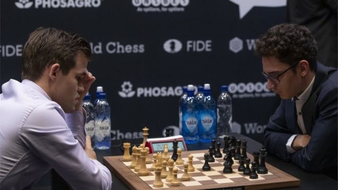 Магнус Карлсен (слева) и Фабиано Каруана играют в шахматы