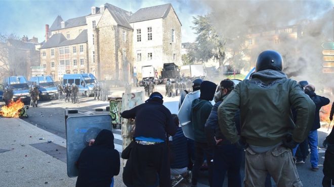 25 марта в Ле-Мане рабочие ярмарочной зоны встретились с полицией