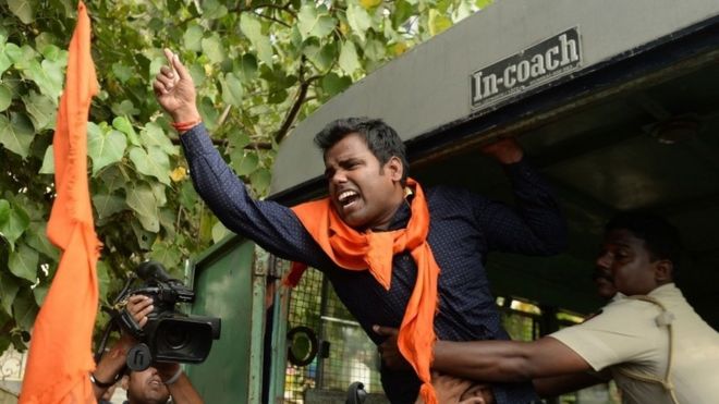 Индийский активист выкрикивает лозунги, когда он задержан полицией возле дома болливудского актера Аамира Кхана в Мумбаи 24 ноября 2015 года.