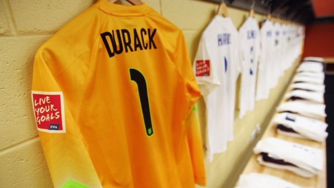 Футболка Лиззи Дурак из Англии висит в раздевалке перед матчем группы C чемпионата мира по футболу среди женщин U-20 в Канаде 2014 года между Англией и Республикой Корея