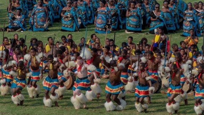 В раздаточном материале, предоставленном канцелярией президента Тайваня, изображены люди, выступающие во время празднования 50-летия независимости Свазиленда и 50-летия короля Мсвати III в Манзини, Свазиленд, 19 апреля 2018 г.