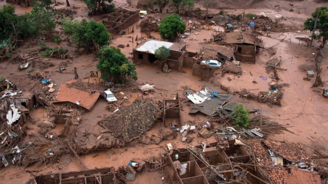 Cidade de Bento Rodrigues após rompimento da barragem de Mariana (MG)