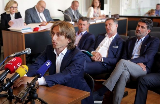 Полузащитник сборной Хорватии и Реала Мадрид Лука Модрич выступает в суде для дачи показаний по делу о коррупции в Осиеке 13 июня 2017 года.