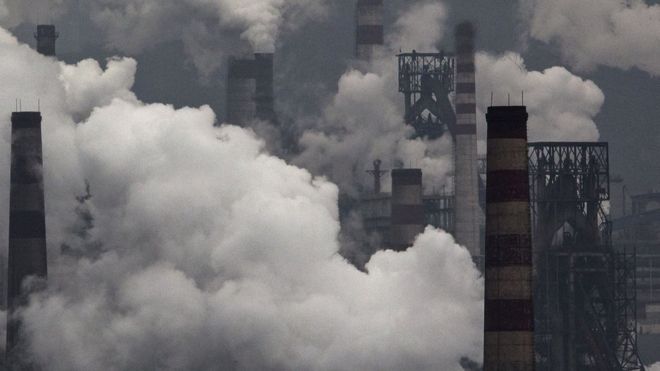 Дымовые волны от сталелитейного завода в Хэбэе, Китай, 19 ноября 2015 г.