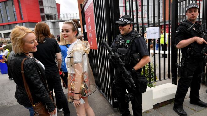 Вооруженные полицейские на площадке для крикета Олд Траффорд
