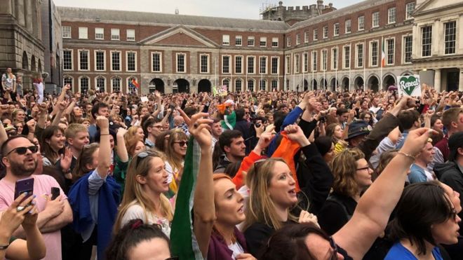 толпы празднуют возле Дублинского замка