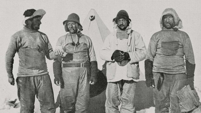 Miembros de la partida de rescate que halló los cuerpos de Scott y sus compañeros de expedición