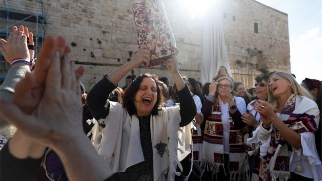 Член либерального еврейского религиозного движения "Женщины стены" танцы со свитком Торы в эгалитарной молитвенной секции на южной стороне самого священного места иудаизма у Западной Стены в Старом городе Иерусалима 8 марта 2019 года