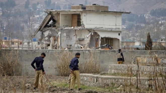 Полицейские охраняют частично разрушенный комплекс, где в мае прошлого года спецназ США убил лидера «Аль-Каиды» Усамы бен Ладена, в Абботтабаде 26 февраля 2012 года.