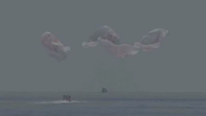Imagen lejana del amerizaje de la cápsula Dragon