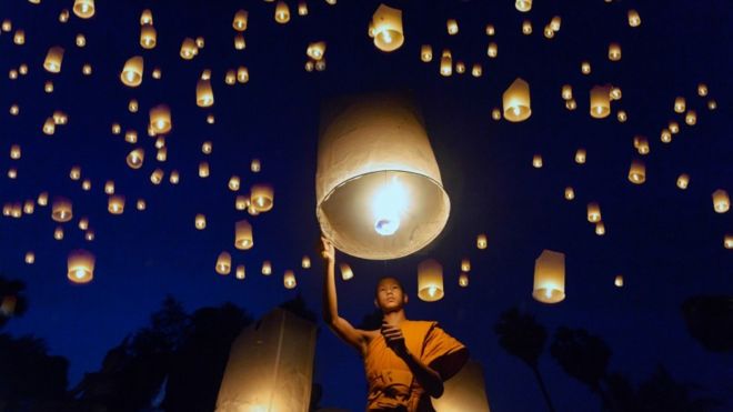 Un monje con lámparas con luces