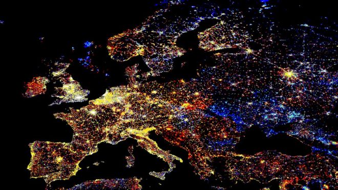 Цифровое изображение ночных огней по всей Европе (изображение: Научная фотобиблиотека)