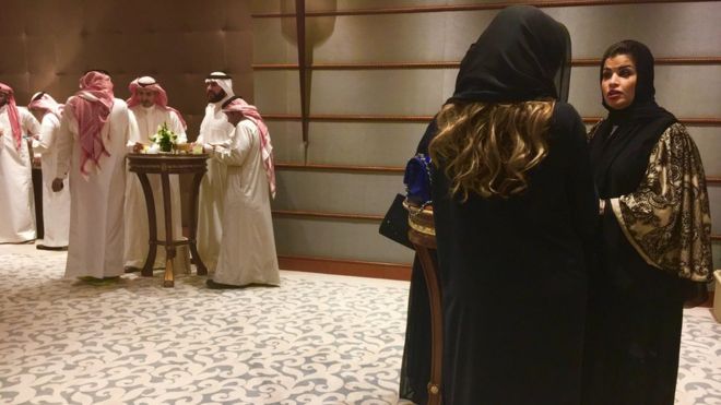 مجموعة من النساء ومجموعة من الرجال