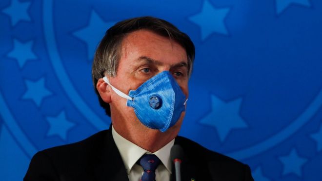 Bolsonaro aparece de máscara em coletiva de imprensa