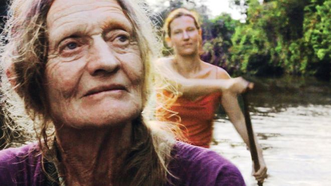 Valerie Meikle, Val, en primer plano y su hija Clare Weiskopf detrás, remando por el Amazonas. (Foto: cortesía de Clare Weiskopf / Amazona)