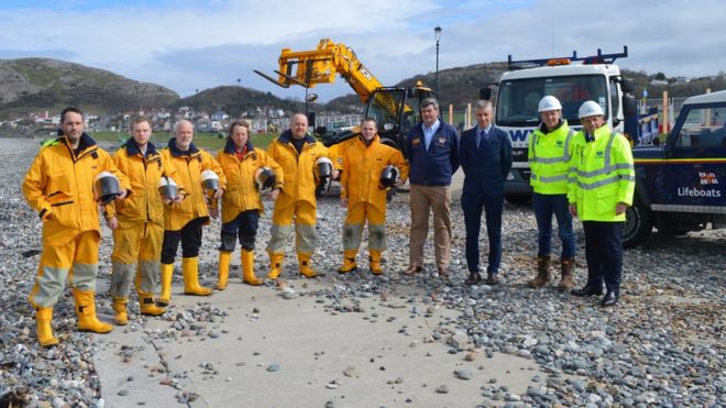 Экипаж Лландудно RNLI и строители из Wynne Construction на месте новой станции спасательной шлюпки