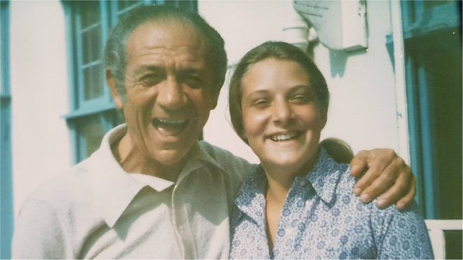 Сью Джеймс, на фото со своим отцом Сидом