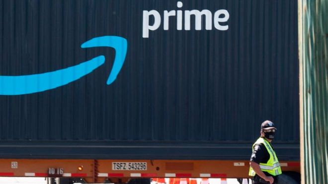 Грузовик с доставкой Amazon Prime проезжает через порт Лос-Анджелеса и Лонг-Бич, штат Калифорния.