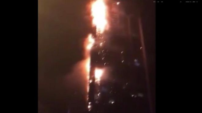 Jumba refu la Torch Tower huko Dubai likichomeka