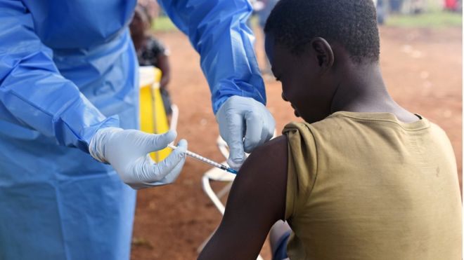 Медицинский работник вводит вакцину против лихорадки Эбола мальчику в деревне Манджина в провинции Северная Киву, 18 августа 2018 года