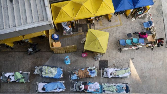 Camas afuera de un hospital en Hong Kong