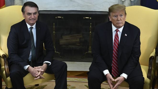 Bolsonaro e Trump sentados em sala da Casa Branca