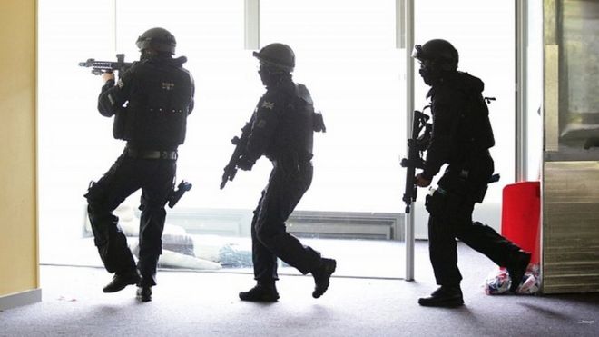 Офицеры транспортных средств вооруженного реагирования (ARV) во время учений по мародерству террористической огнестрельного оружия Мэр объявил о пересмотре с лордом Харрисом на станции Ливерпуль-стрит в мае