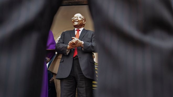Бывший президент ЮАР Джейкоб Зума приветствует толпу сторонников, прежде чем выступить перед ними возле Высокого суда Квазулу-Натал в Дурбане 6 апреля 2018 года