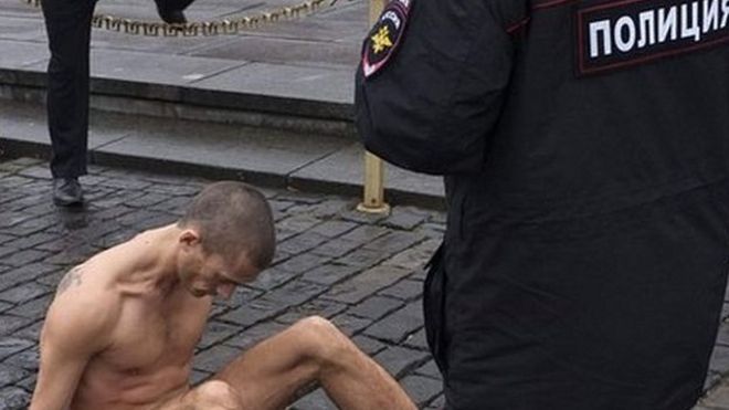 Перформанс артиста Петра Павленского сидит прибитым к Красной площади