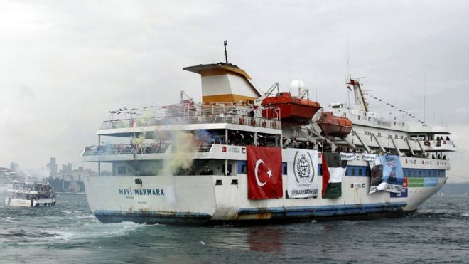 Турецкое судно Mavi Marmara, перевозящее активистов для участия в гуманитарном конвое в Газу, отправляется из порта в Стамбуле, Турция, 22 мая 2010 года.