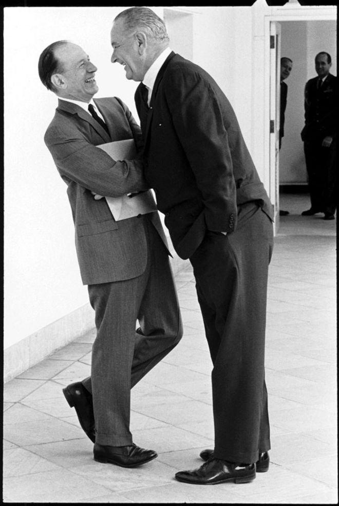Президент Линдон Джонсон возвышается над Абэ Фортасом в 1965 году
