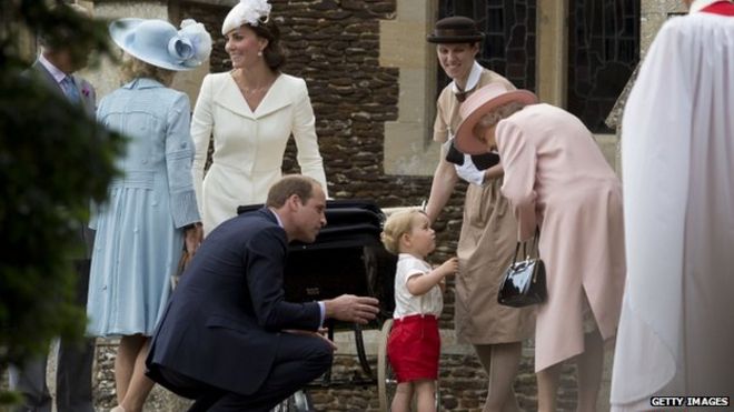 Королева говорит с принцем Джорджем перед крещением принцессы Шарлотты