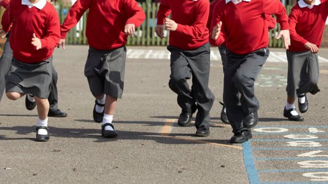 Файл изображения маленьких детей, пробегающих их школьную детскую площадку.