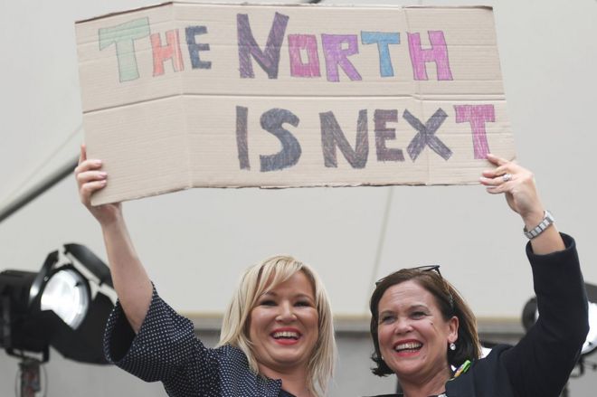 Мишель О'Нил и Мэри Лу Макдональд из Sinn Fein держат плакат с надписью «Север следующий»