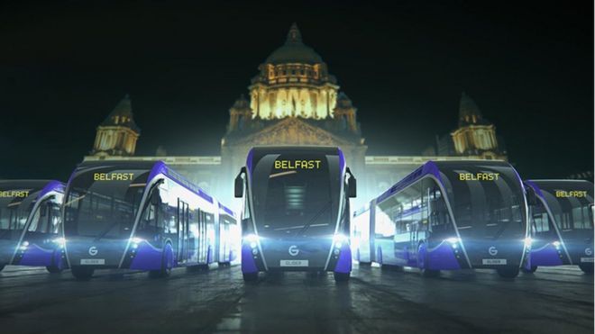 Планерные автобусы у здания мэрии Белфаста