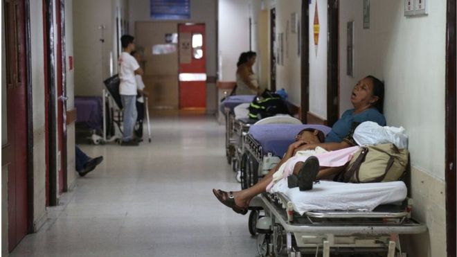 Люди, ожидающие в коридоре в больнице Сан-Рафаэль, Сальвадор (июль 2015 года)