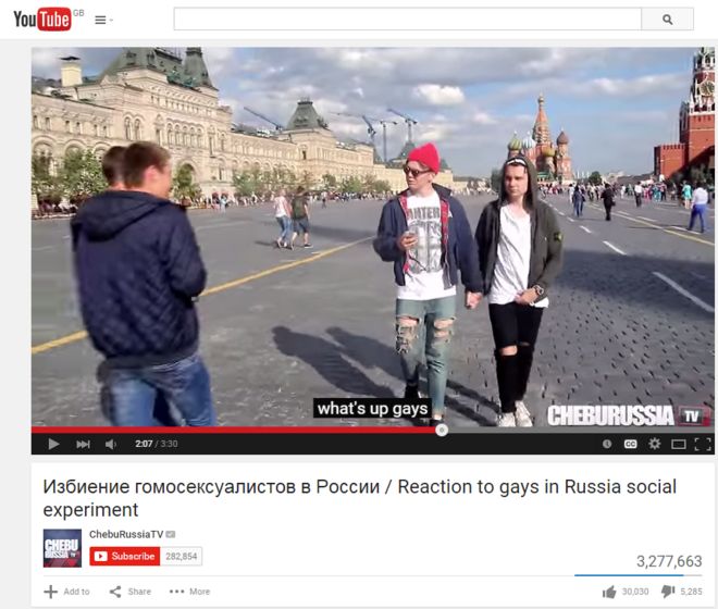Кадр из видео на YouTube от группы шутников ChebuRussiaTV, которое смотрели более 3 миллионов раз