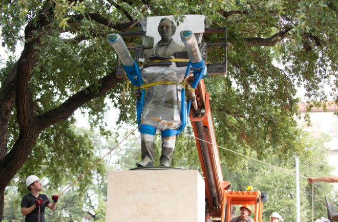 Статуя Джефферсона Дэвиса удаляется из Техасского университета в Остине в августе 2015 года