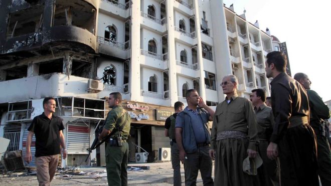 Губернатор провинции Киркук Наджам ад-Дин Карим (С) посещает места, поврежденные в результате боевых действий между боевиками ИГ и силами безопасности в Киркуке (22 октября 2016 года)
