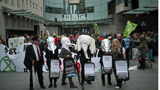 Протестующие у входа в BBC в Лондоне во время акции протеста Extinction Rebellion.