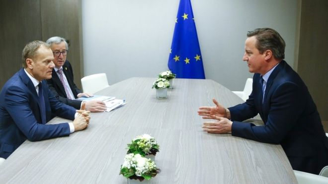 Президент Европейского совета Дональд Туск (слева) и президент Европейской комиссии Жан-Клод Юнкер с премьер-министром Великобритании Дэвидом Кэмероном