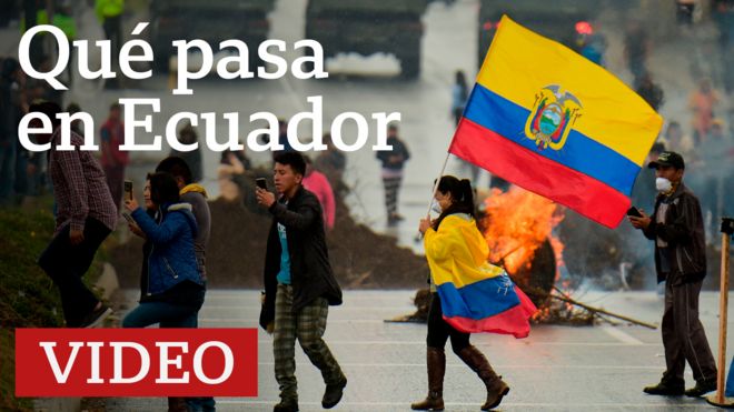 Manifestantes con bandera de Ecuador