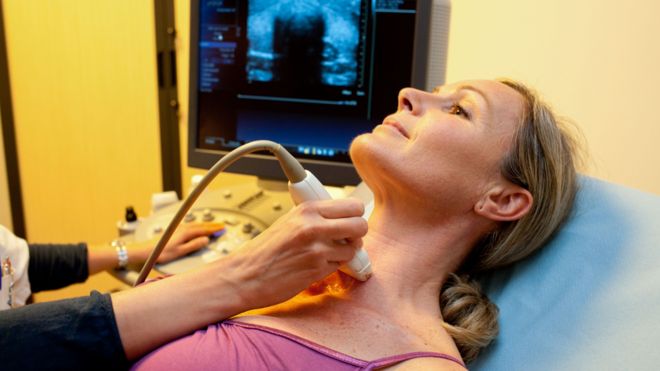 Женщина, проходящая сканирование щитовидной железы