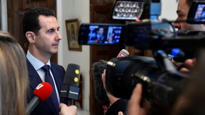 صورة لحديث الأسد مع الصحفيين