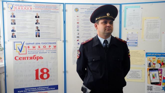 Полицейский на одном из избирательных участков в Ростов-на-Дону во время подготовки к единому дню голосования 18 сентября в РФ