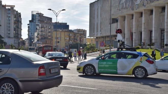 Автомобиль Google Street View (R) проезжает по улицам Тираны, Албания, 1 мая 2016 года.