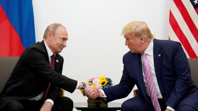 Президент России Владимир Путин пожимает руку президенту США Дональду Трампу в 2019 году