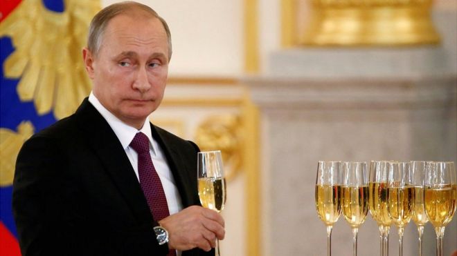 Vladimir Putin con una copa